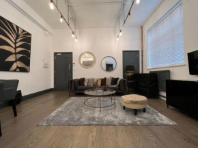 Cool warehouse conversion apt in Chiswick London